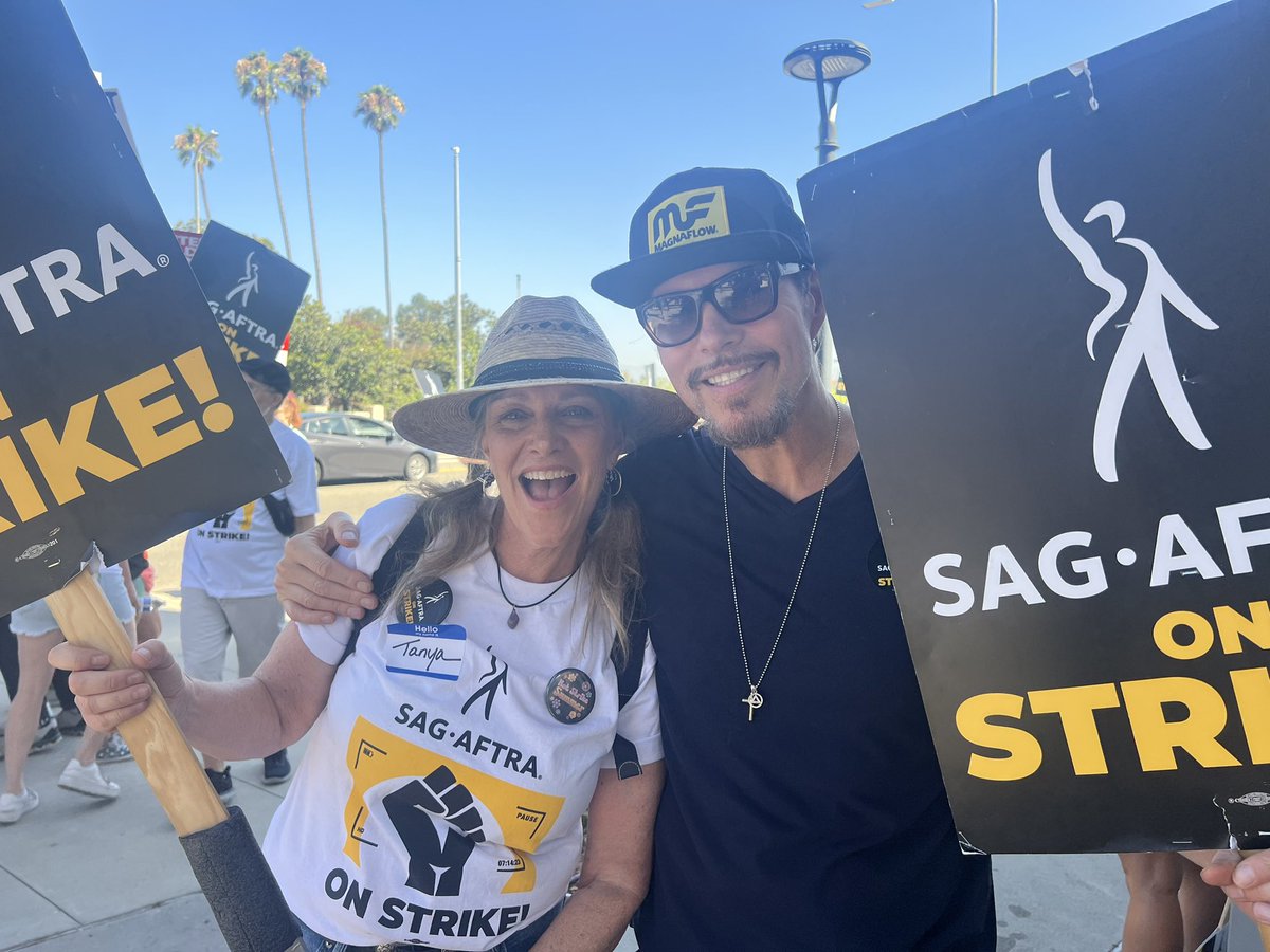 SeanMcNabbLA's tweet photo. #supporting my #union today @sagaftra also @wgastrikeunite 
#residual #rates #ai #creators #writers #actors #actorslife #working #crews  #picketlines 
#sagaftrastrong #strike #deal
#francisfisher #lesleyannwarren 
#gabriellacarteris #seanmcnabb https://t.co/o3E2lVsyTm