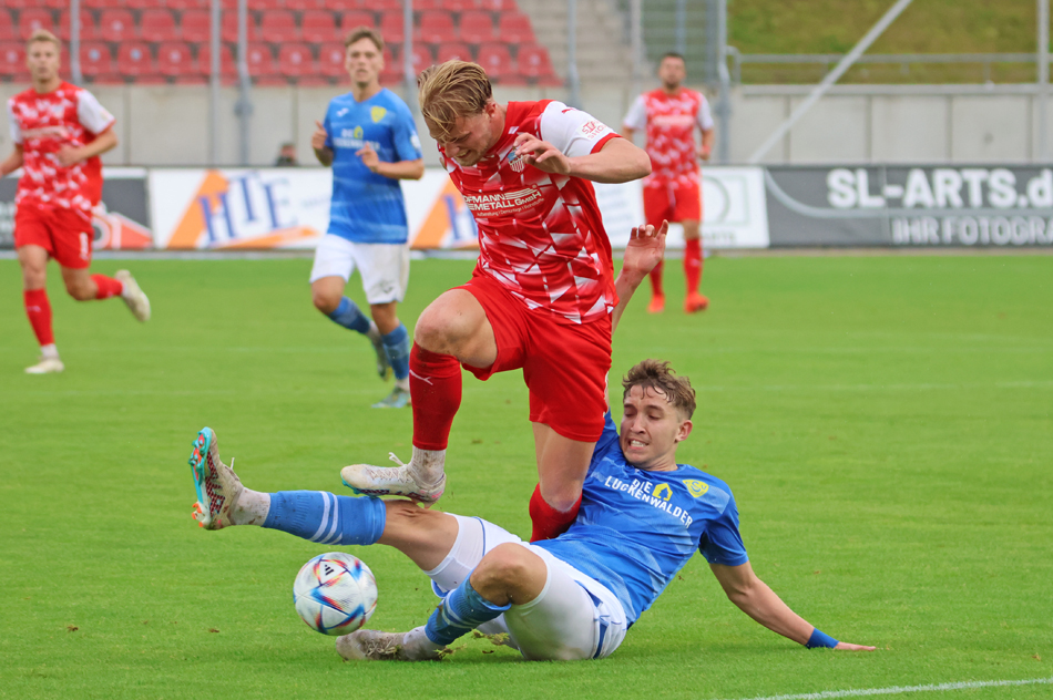 FSVZwickau's tweet photo. Das macht Lust auf mehr! Der #FSVZwickau hat sein erstes Heimspiel der Saison gewonnen. Spitzenreiter FSV 63 Luckenwalde wurde mit 2:0 (1:0) besiegt. Vor toller Kulisse waren Jahn #Herrmann und Theo #Martens die Torschützen.
Unser Spielbericht 👉 https://t.co/7RB7kXgq7P

#FSVL63 https://t.co/zw3HAvJo20