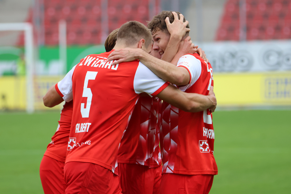 FSVZwickau's tweet photo. Das macht Lust auf mehr! Der #FSVZwickau hat sein erstes Heimspiel der Saison gewonnen. Spitzenreiter FSV 63 Luckenwalde wurde mit 2:0 (1:0) besiegt. Vor toller Kulisse waren Jahn #Herrmann und Theo #Martens die Torschützen.
Unser Spielbericht 👉 https://t.co/7RB7kXgq7P

#FSVL63 https://t.co/zw3HAvJo20