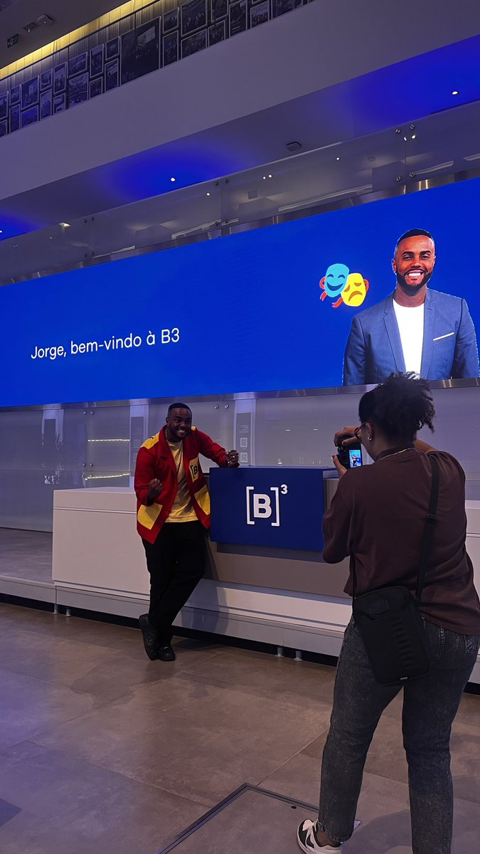JorgeDesa's tweet photo. Hoje foi dia de falar sozinho muito bem acompanhado da parede e das super apresentadorAs do podcast oficial da Bolsa de Valores do Brasil!  
O papo foi sobre meu programa que leva jovens pra estudar e jogar no exterior! @B3_Oficial obrigadooooo que honra! https://t.co/rJDRoCzVsI