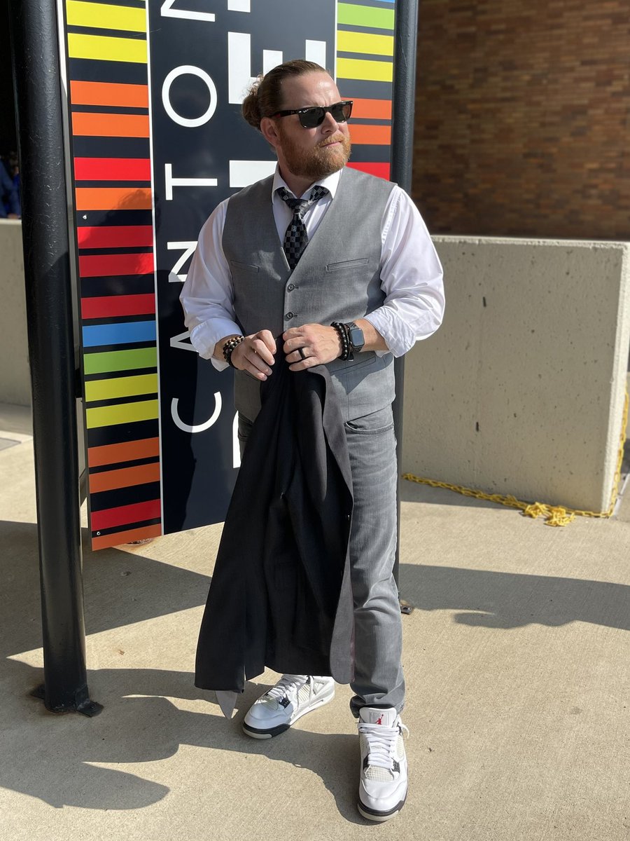 MUTGuru's tweet photo. Let’s do this 👔
#GoldJacketDinner #HOF https://t.co/48xrUseGVq
