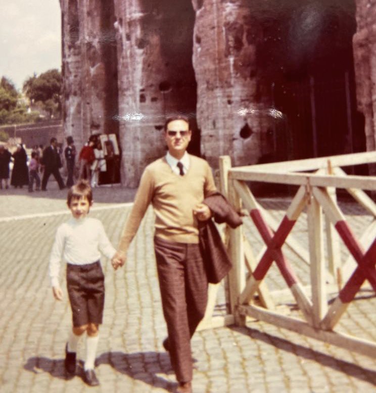 Continueremo a tenerci per mano. Troveremo il modo.