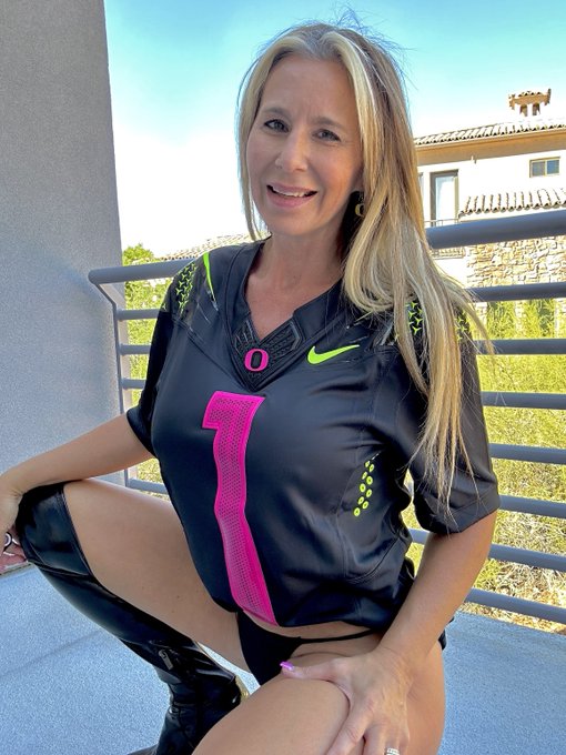 It&rsquo;s a great day to be an @oregonfootball fan! Hello @bigten 🙌🏻  #goducks https://t.co/uKW3sBHKLc<a class="tags" target="_blank" title="On Twitter" href="/?out=eyJ0eXAiOiJKV1QiLCJhbGciOiJIUzUxMiJ9.eyJpYXQiOjE3MjA2MzI5MjQsImlzcyI6InR3cG9ybnN0YXJzLmNvbSIsIm5iZiI6MTcyMDYzMjkyNCwiZXhwIjoxNzUyMTY4OTI0LCJyZWRpcmVjdF91cmwiOiJodHRwczovL3R3aXR0ZXIuY29tL29yZWdvbmZvb3RiYWxsIn0.rz4EBss6euQ6B2nhkvo1U9ibirQt81vUCNIwLAbXOwqykYhd1ko7KT8-RE1J-zmmzk3JDzFVMtyKrN1lze8QHw">@oregonfootball</a><a href="/tag/goducks"class="tags"><span>#goducks</span></a>