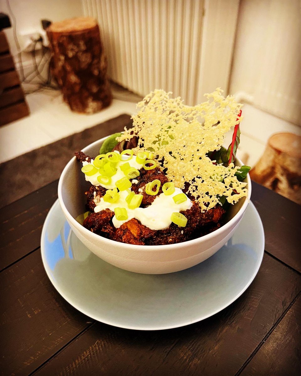 emanoholdric's tweet photo. Today this Friday evening, I’m having buffalo oumph with Asian marinade. Topped with Parmesan plates, chopped green onion and crème fraiche.

#EmanoDINE #dinner #foodpics #oumph #kopparberg https://t.co/GFTyDrt2w2