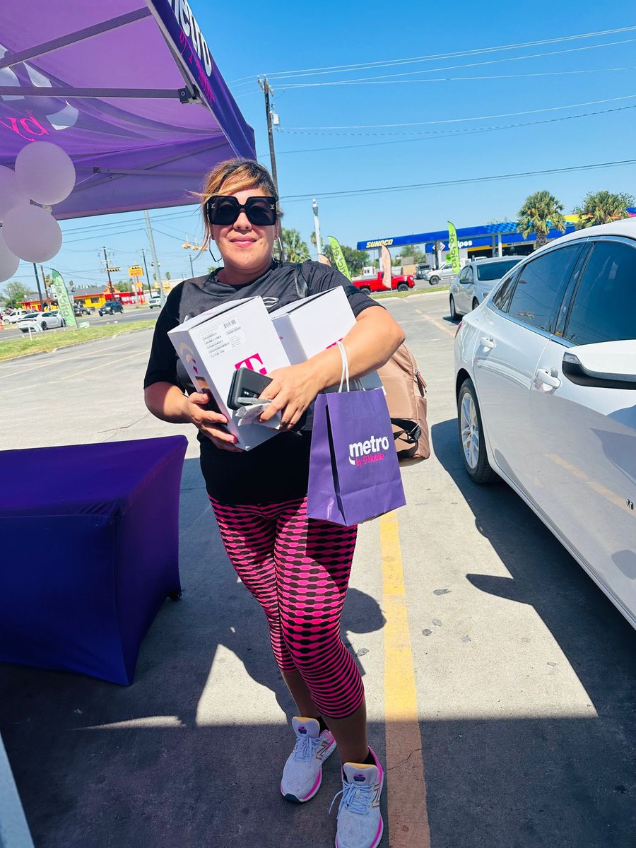 Cynthia87575389's tweet photo. Amazing time w customers, Back to school event  at Metro by Tmobile  @purely_wireless https://t.co/dewuUCRzfQ