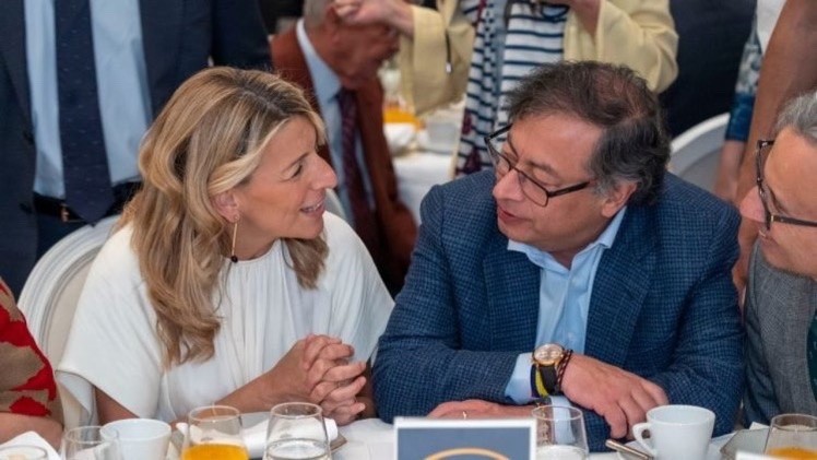 Yoli Díaz hace un par de meses con Gustavo Petro, el presidente que financia su campaña con dinero del narcotráfico.
Un hilo muy interesante del que tirar.
Entre comunistas se entienden.