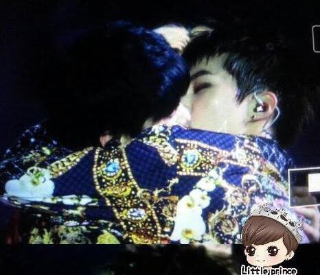 whyngguk's tweet photo. Ninguém no mundo pode dizer que eu sou doida e que nesse dia o Minseok não tacou a consciência no cu e beijou mesmo e foda-se, era o último show, não ia dar nada https://t.co/oNPxJJj7Q4