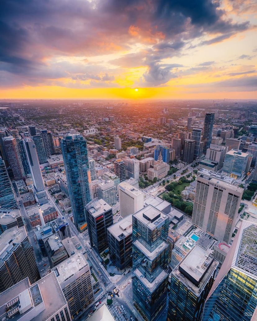 MyTOFD's tweet photo. Long weekend vibes in the #FinancialDistrict π πΈ IG: @thelandofdustin #torontoviews #torontoclx https://t.co/cLajzHxZYh