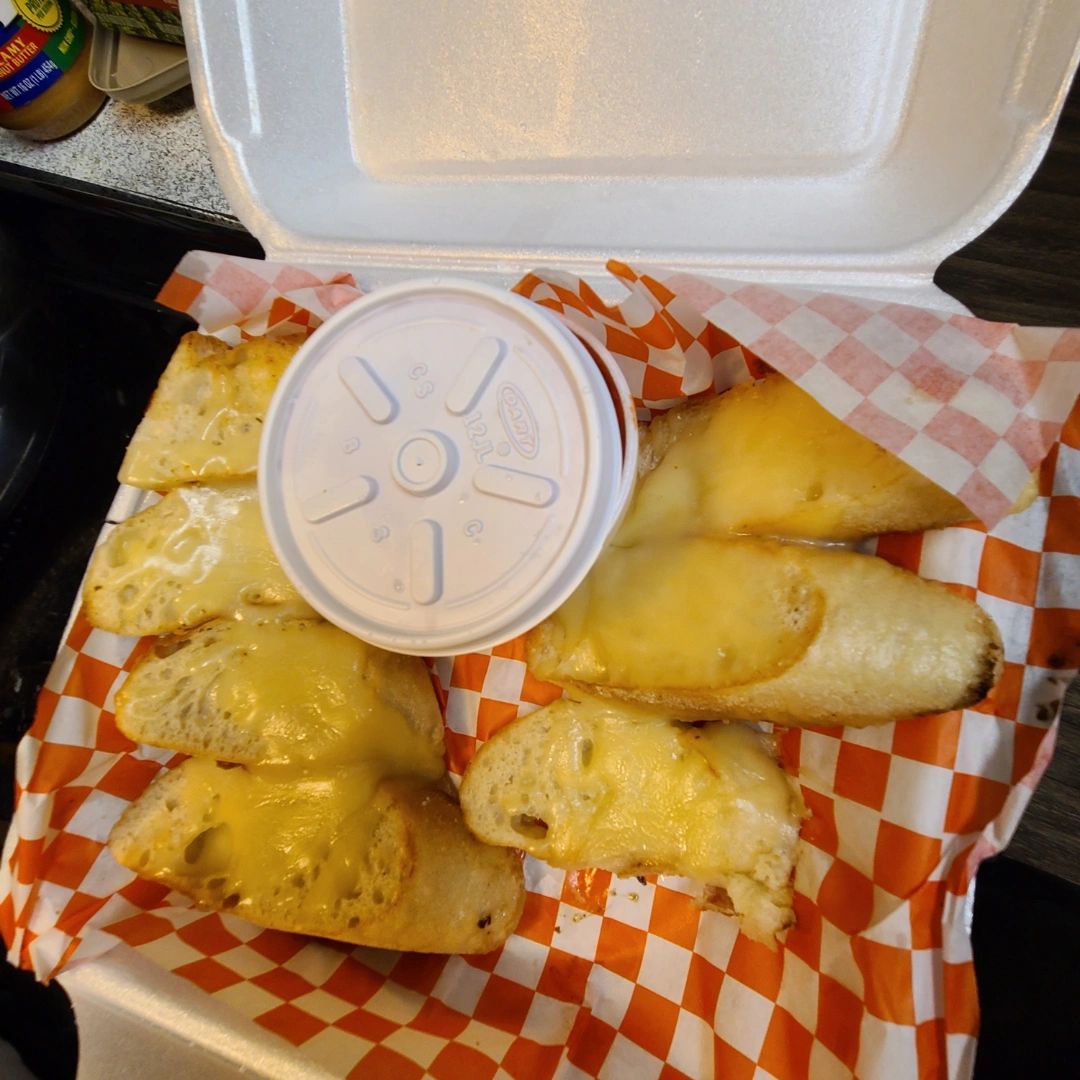TheCloverleafWA's tweet photo. 😃 Good customer service can make or break your dining experience! We take pride in providing exceptional service to our guests which goes hand-in-hand with our delicious recipes. https://t.co/lKGjPqEhBf