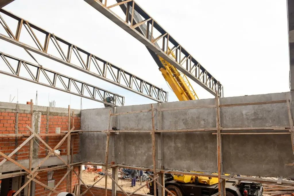 nico_mantegazza's tweet photo. 📚 Avanza la construcción de la nueva Escuela Secundaria N°13 en San Vicente, con la colocación de vigas metálicas para el techado de esta institución, que será parte del Polo Educativo de los barrios Eva Perón y Pueblo de La Paz, que incluye a la Primaria N°29 y al Jardín N°918. https://t.co/tdOv4WMSsc