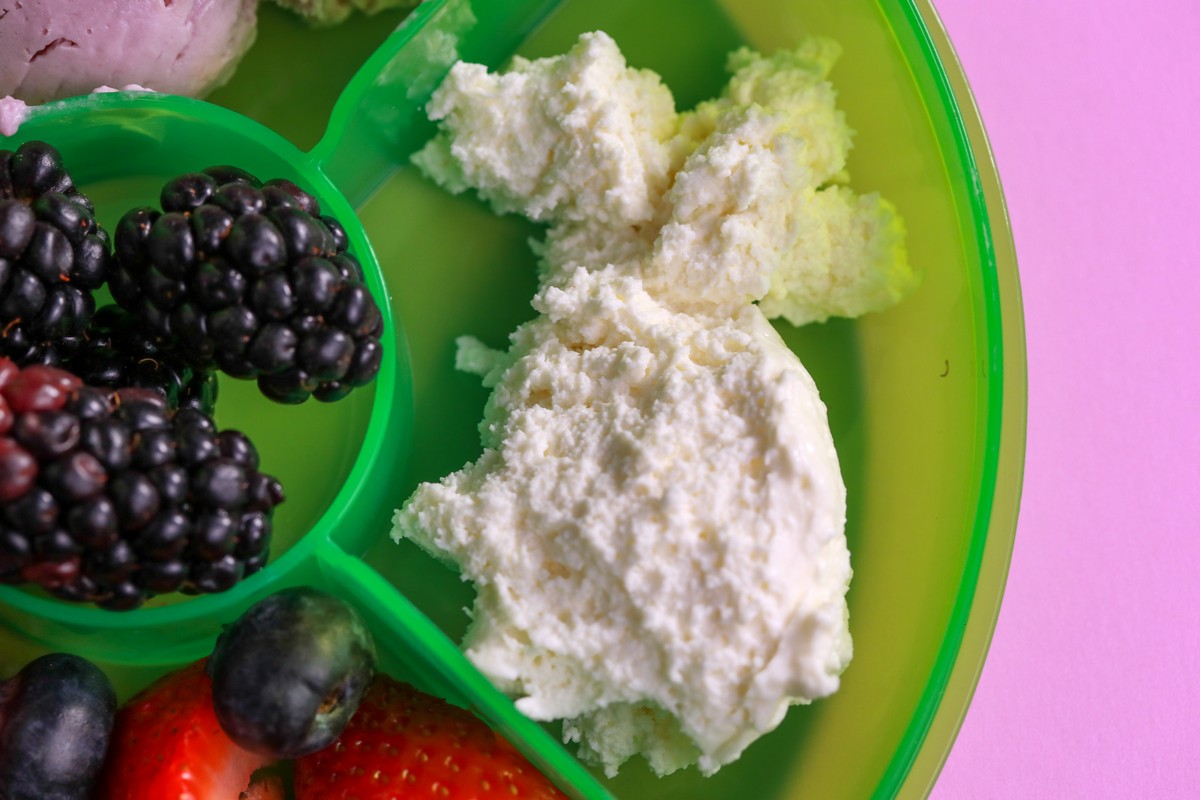 Gluten-Free Berry Bagel Bento Box - our bagels are the best say so many. Have you tried them yet?  Pack a lunch box for school or the office with this beautiful berry-filled blueberry bagel bounty in a box. Recipe buff.ly/3pQAbIV #glutenfree #celiacsafe #allergyfriendly