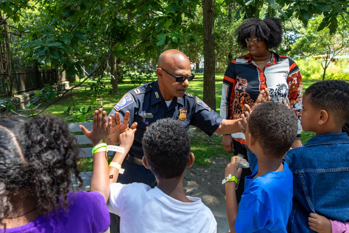 Boston_CEC's tweet image. Week in Review! The Mayor's Office of Neighborhood Services spent time in communities connecting with constituents during National Night Out from North End, Chinatown, to Mattapan. Great seeing everyone! 🤝🏽

💛 @SouthBostonONS @EastBoston_ONS @Roxbury_ONS @ONS_Chinatown