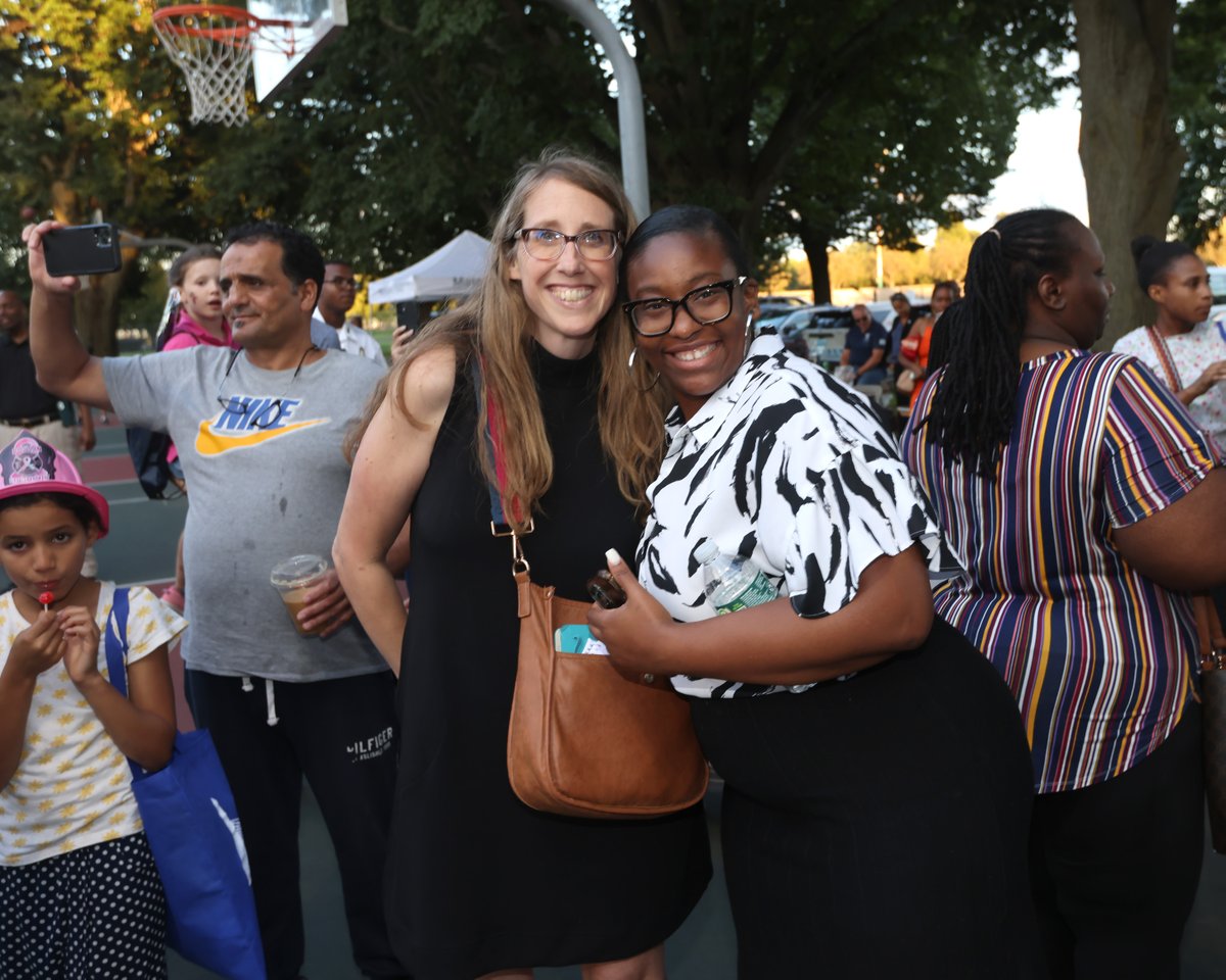 Boston_CEC's tweet image. Week in Review! The Mayor's Office of Neighborhood Services spent time in communities connecting with constituents during National Night Out from North End, Chinatown, to Mattapan. Great seeing everyone! 🤝🏽

💛 @SouthBostonONS @EastBoston_ONS @Roxbury_ONS @ONS_Chinatown
