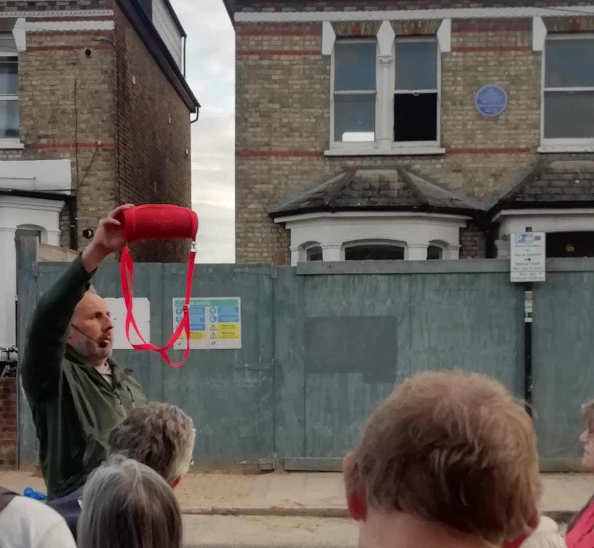 Tonight local historian, Geoff Simmons(@summerstown182), on his Musical Tour of Tooting (#allyouneedispeaceloveandflowertothepeople), plays us 'The End of the Road' by Scottish entertainer Sir Harry Lauder (1870-1950). Outside Lauder's Tooting house on Lauder's birthday (4 Aug).