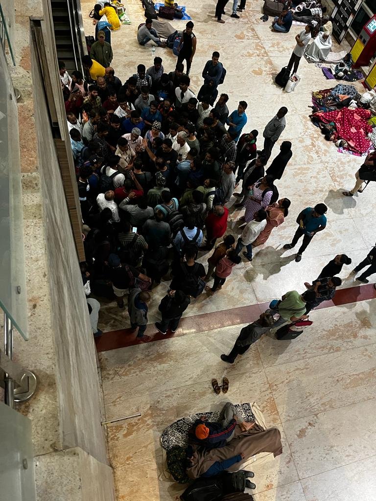 Ateeeesh's tweet photo. @AshwiniVaishnaw - An entire train worth of people stranded at the SMVT Bengaluru overnight. Still no response even after several people asking if the train will actually depart https://t.co/TBpeBMpIXR