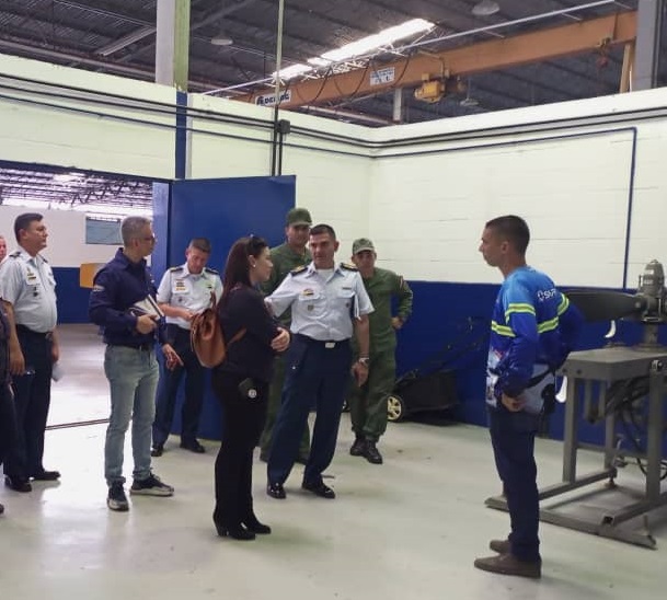 DimadeaA's tweet photo. Disertación realizada por el Cnel. Freddy Useche, Jefe del @Seleavia_, con el fin de dar a conocer las capacidades y dimensionar los procesos de adecuación de los Laboratorios de Metrología y Talleres del @sermaeramb, en el Desarrollo del Motor Industrial y el Militar https://t.co/tAPD2vF5lg