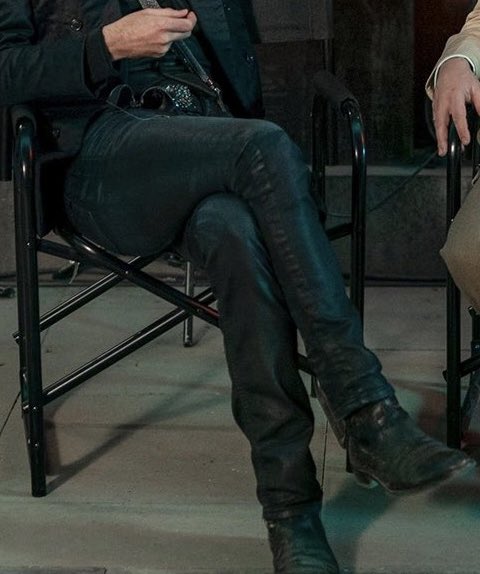1941crowley's tweet photo. their leg and thigh difference makes me wanna go insane https://t.co/7Yr3ZzCmMB