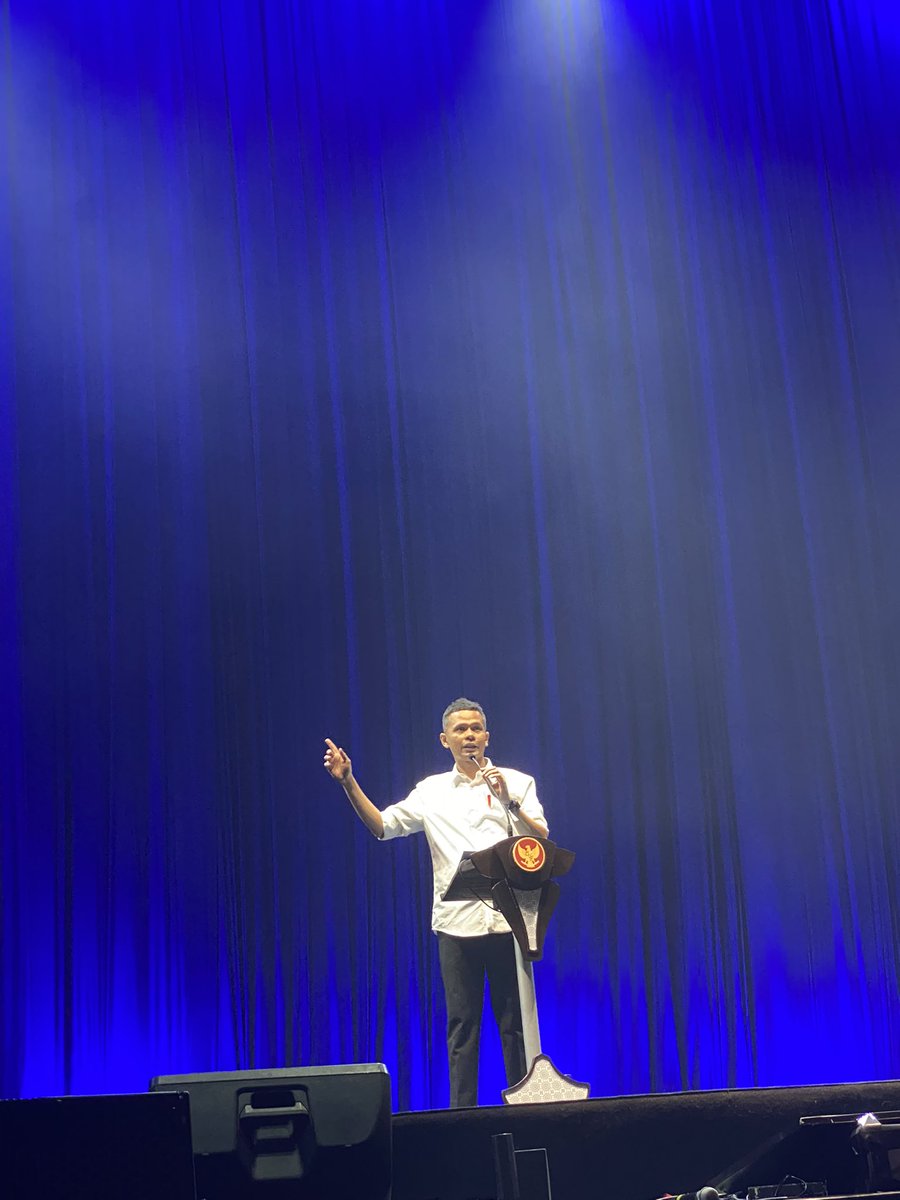 ach_luthfi's tweet photo. Hari ke-1 #standupfest udah dar der dor ,, semoga lancar sampai akhir  @Standupindo 

Terima kasih pak Pres @adjisdoaibu 😍😍 https://t.co/SRqX5RBlWH