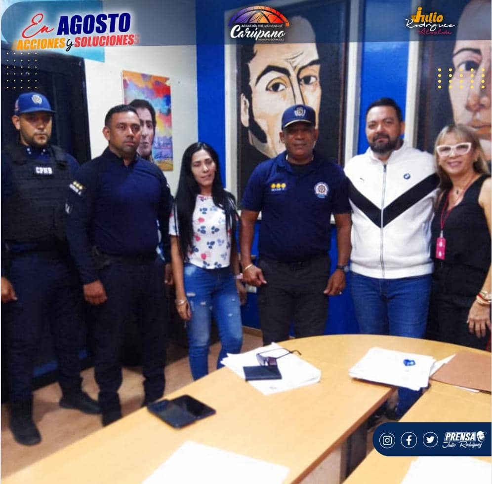 Prensa_JulioRod's tweet photo. El  @AlcaldeJulioRod  suscribió un contrato de comodato con el Servicio de Policía de los Espacios Acuáticos de la PNB para que funcione esa institución policial en un terreno municipal  ubicada en la avenida Rómulo Gallegos y la playa del puerto de Carúpano https://t.co/o9htNeOVPD