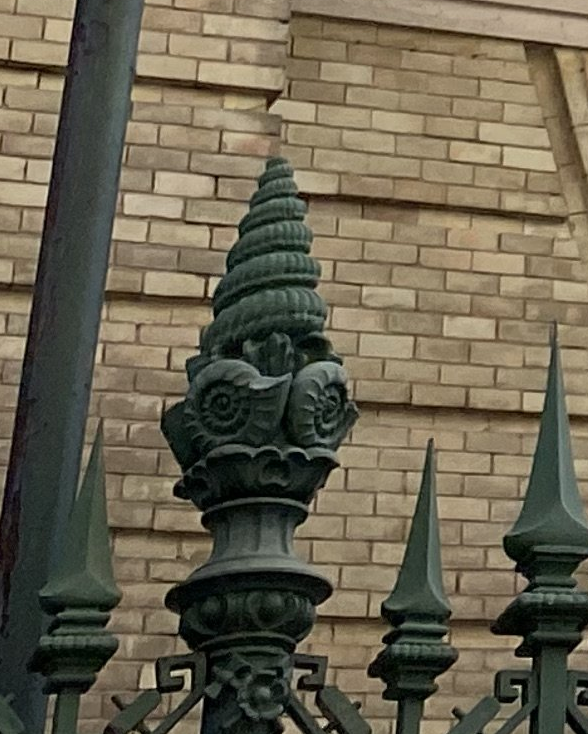 santiagodotor's tweet photo. @alicesilverpol @Lobeznongiol Me encantan los remates de los soportes de la verja exterior compuestos por #fósiles: una base de #amonites coronada por una #turritella (la foto es de @alicesilverpol). https://t.co/sBjdpQ8kZn