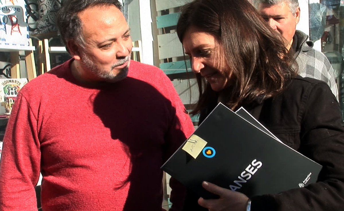 FernandoLantao2's tweet photo. Estuvimos reunidos en Soeme con la titular del Anses Fernanda Raverta y su equipo en el marco de informar los avances en la gestion de lograr el beneficio del cobro  del fondo de desempleo para el perdonal no docente de educacion privada y firmar acuerdo de  Anses en tu gremio https://t.co/g94oGO3Ppb