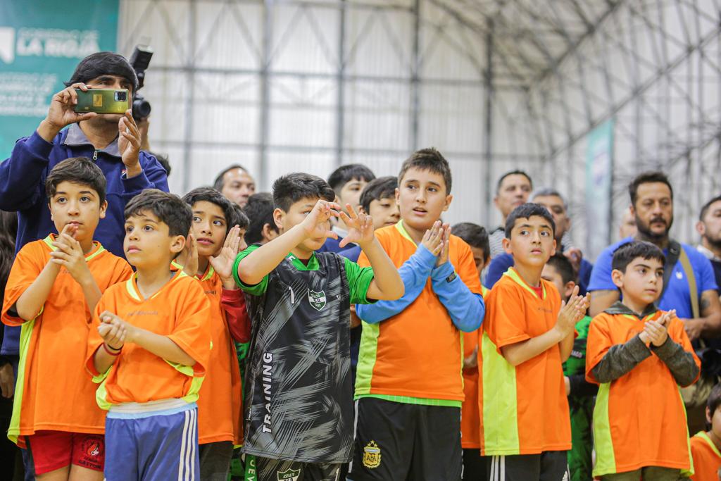 Nuestro Polideportivo "Juan Domingo Perón" es un lugar de encuentro, donde el deporte y las actividades recreativas son centrales. Ayer inauguramos el gimnasio cubierto que permitirá que quienes asisten a diario puedan hacerlo en mejores condiciones.
⬇️