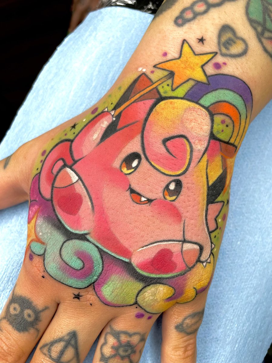 siamesescalante's tweet photo. ¿Te tatuarías el dorso de la 🖐️? 🫢 
Aquí te dejo algunos tatuajes que he hecho. 

#tattooart #tattooartist #tattooideas #kawaii #colorfultattoo #handtattoo #hellox https://t.co/7d4IX2SPDh