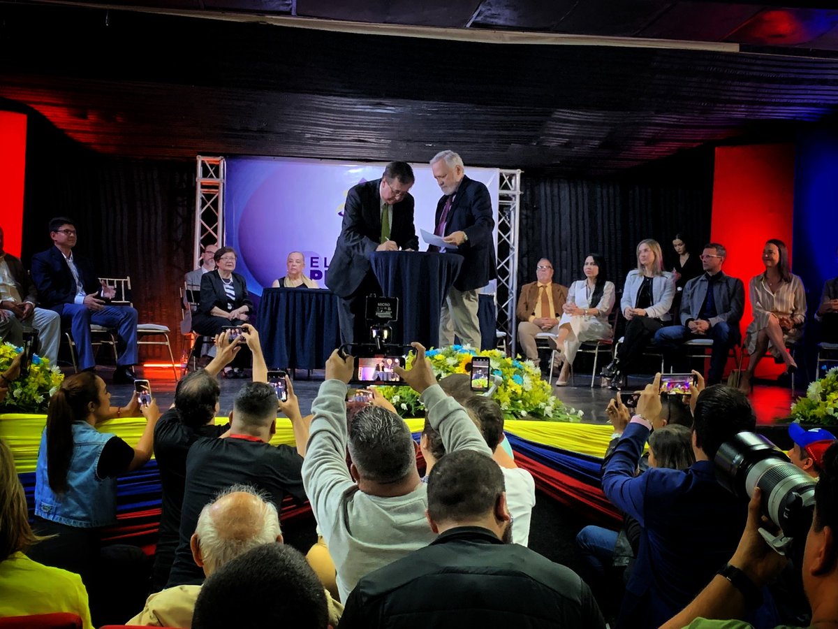 CesarPerezVivas's tweet photo. He firmado el acuerdo mínimo de gobernabilidad por la unión nacional, para restablecer la democracia y frenar la crisis humanitaria que hoy azota a la población.

Hoy, ratifico mi compromiso con el 80% de venezolanos en situación de pobreza, a que no daré descanso hasta poner fin al socialismo del siglo XXI.

Defendamos las primarias y en unidad derrotemos a la barbarie roja en los comicios del 2024.

#4agosto
#AquíNadieSeRinde
#SumandoGanamos