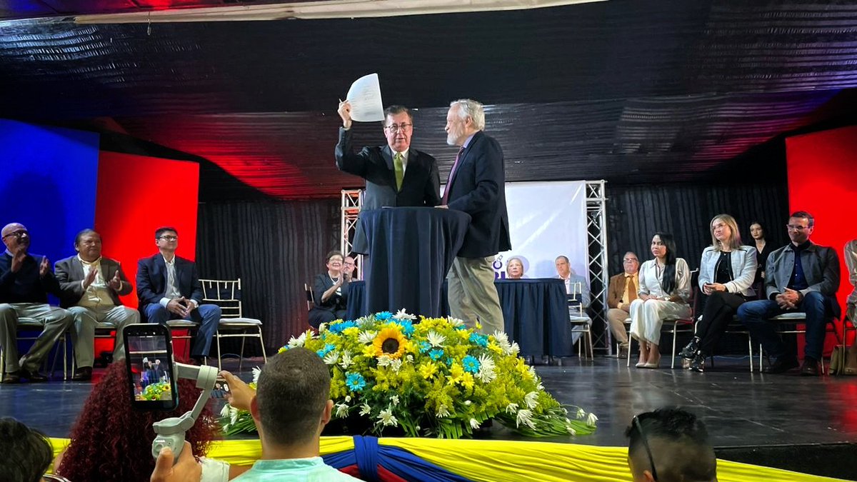 CesarPerezVivas's tweet photo. He firmado el acuerdo mínimo de gobernabilidad por la unión nacional, para restablecer la democracia y frenar la crisis humanitaria que hoy azota a la población.

Hoy, ratifico mi compromiso con el 80% de venezolanos en situación de pobreza, a que no daré descanso hasta poner fin al socialismo del siglo XXI.

Defendamos las primarias y en unidad derrotemos a la barbarie roja en los comicios del 2024.

#4agosto
#AquíNadieSeRinde
#SumandoGanamos