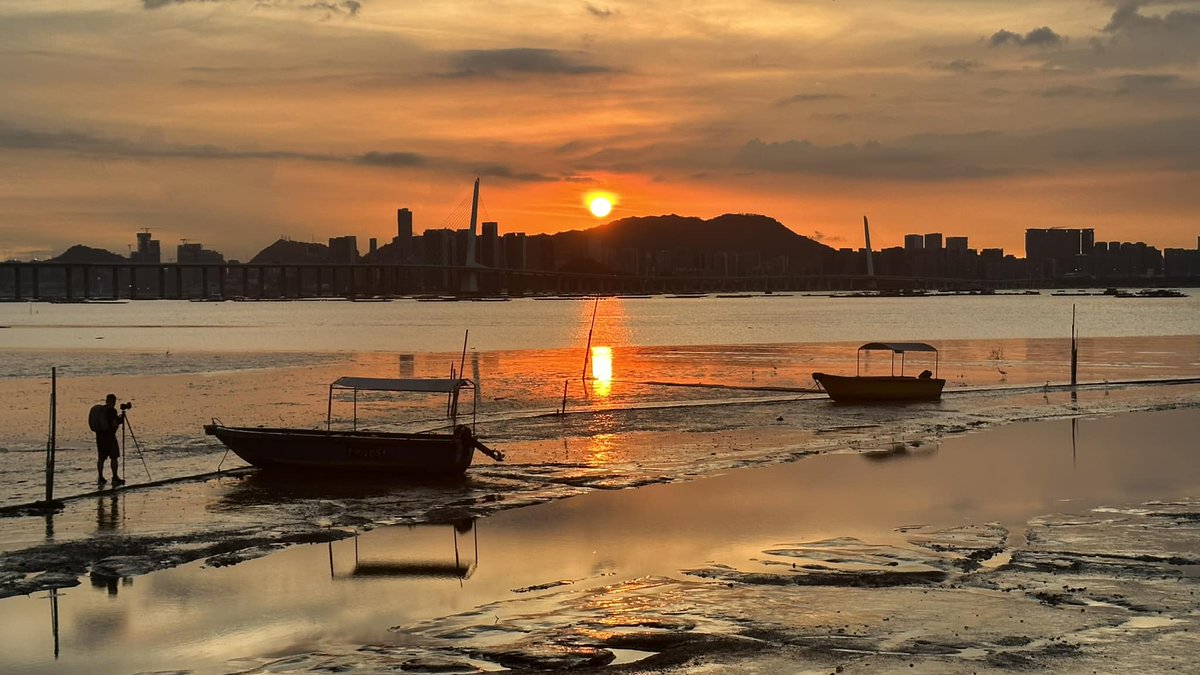 HarrietChung4's tweet photo. 📷 Embracing the golden hues of a Lau Fau Shan sunset 📷📷
#SunsetMagic #LauFauShan #HongKongViews #GoldenMoments #NatureWonders #CapturingBeauty #SunsetLover #harrietchung #music #artist #singersongwriter #originalsong #singing #vocalcoach #localtalent #torontosinger https://t.co/tdDWt3I5Ic