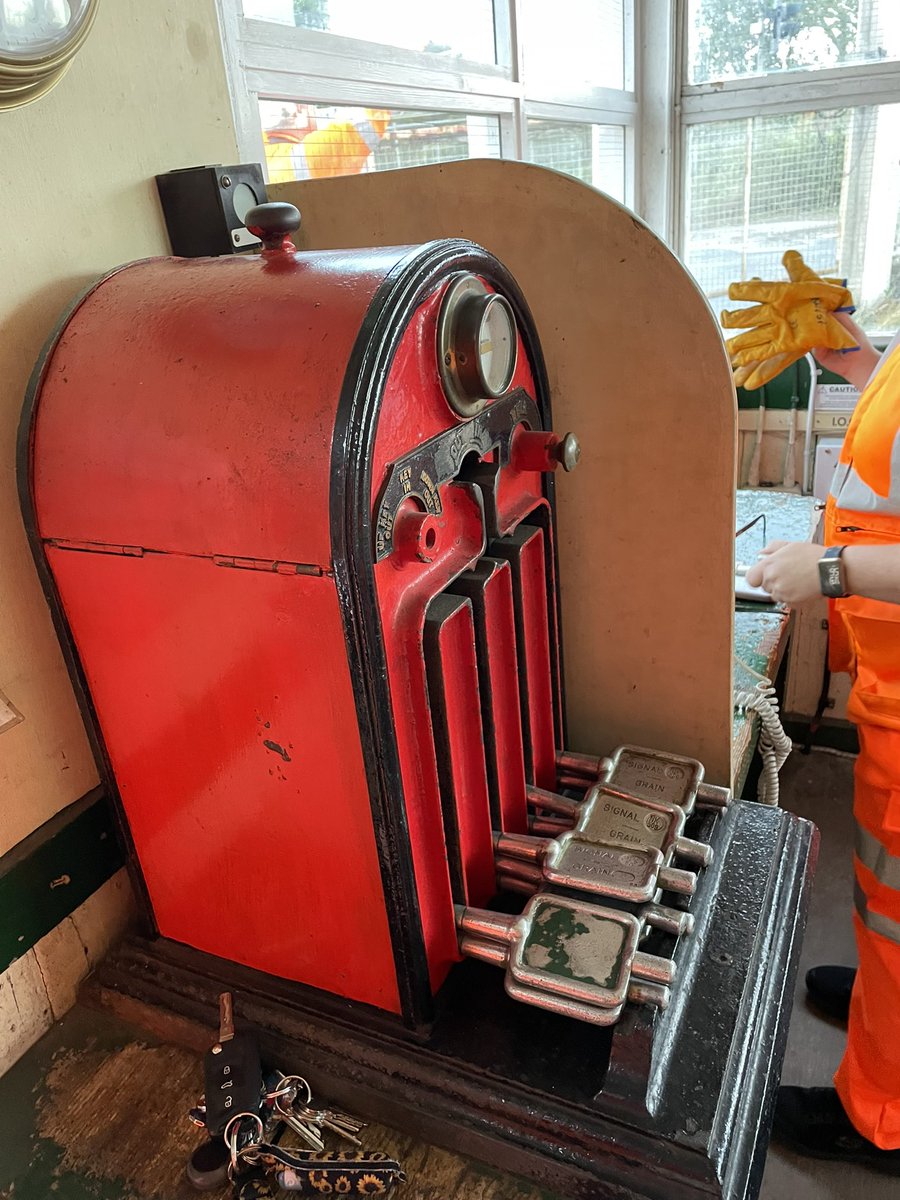 SimonZev's tweet image. It’s fair to say that no week is the same for a #FreightManager 

Yesterday we were out with some of these fine people including @geofftech &amp;amp; @KentishHack to find out more about #RailFreight operations, particularly in hours of darkness when most are asleep

More on this soon!