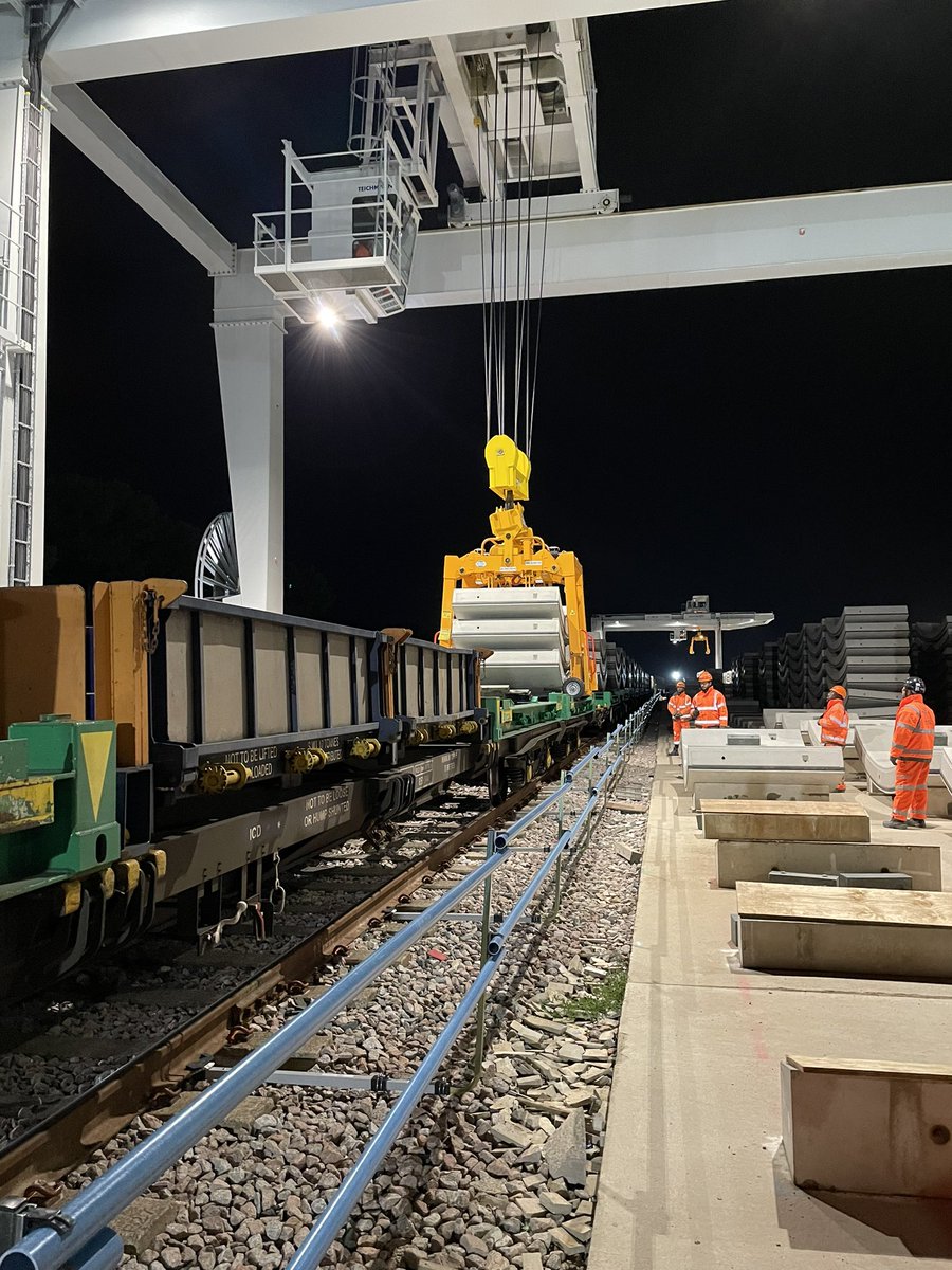 SimonZev's tweet image. It’s fair to say that no week is the same for a #FreightManager 

Yesterday we were out with some of these fine people including @geofftech &amp;amp; @KentishHack to find out more about #RailFreight operations, particularly in hours of darkness when most are asleep

More on this soon!