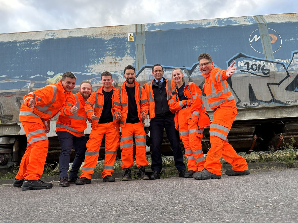 SimonZev's tweet image. It’s fair to say that no week is the same for a #FreightManager 

Yesterday we were out with some of these fine people including @geofftech &amp;amp; @KentishHack to find out more about #RailFreight operations, particularly in hours of darkness when most are asleep

More on this soon!