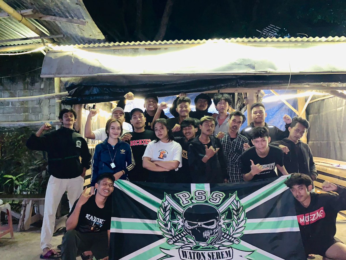 Kesedihan dan keseruan nobar PSS SLEMAN vs persija , keluarga kecil tetap legowo dan menyala . Big thanks buat teman - teman yang mendapat kan kesemptan hadir langsung ke stadion 100 % full bengok ❤️‍🔥❤️‍🔥. ORA MUNTIR .