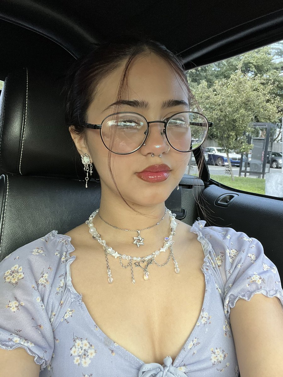 smolbeansara's tweet photo. I love having to dress pretty for work hehe 🤭 https://t.co/eSNQyGiwa3