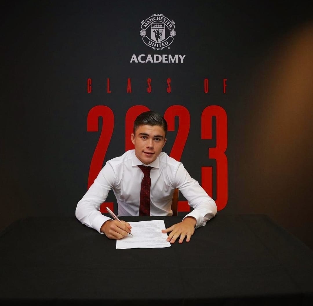 RedDevilsChile1's tweet image. 🏴󠁧󠁢󠁥󠁮󠁧󠁿👹| 𝐇𝐄𝐑𝐄 𝐖𝐄 𝐆𝐎!

#Manchester #United ha fichado al joven Harry #Amass, lateral derecho de 16 años, proveniente del #Watford.

El defensor inglés llegará a reforzar la academia luego de  grandes actuaciones en su equipo anterior.

Bienvenido @harryamass77 👹