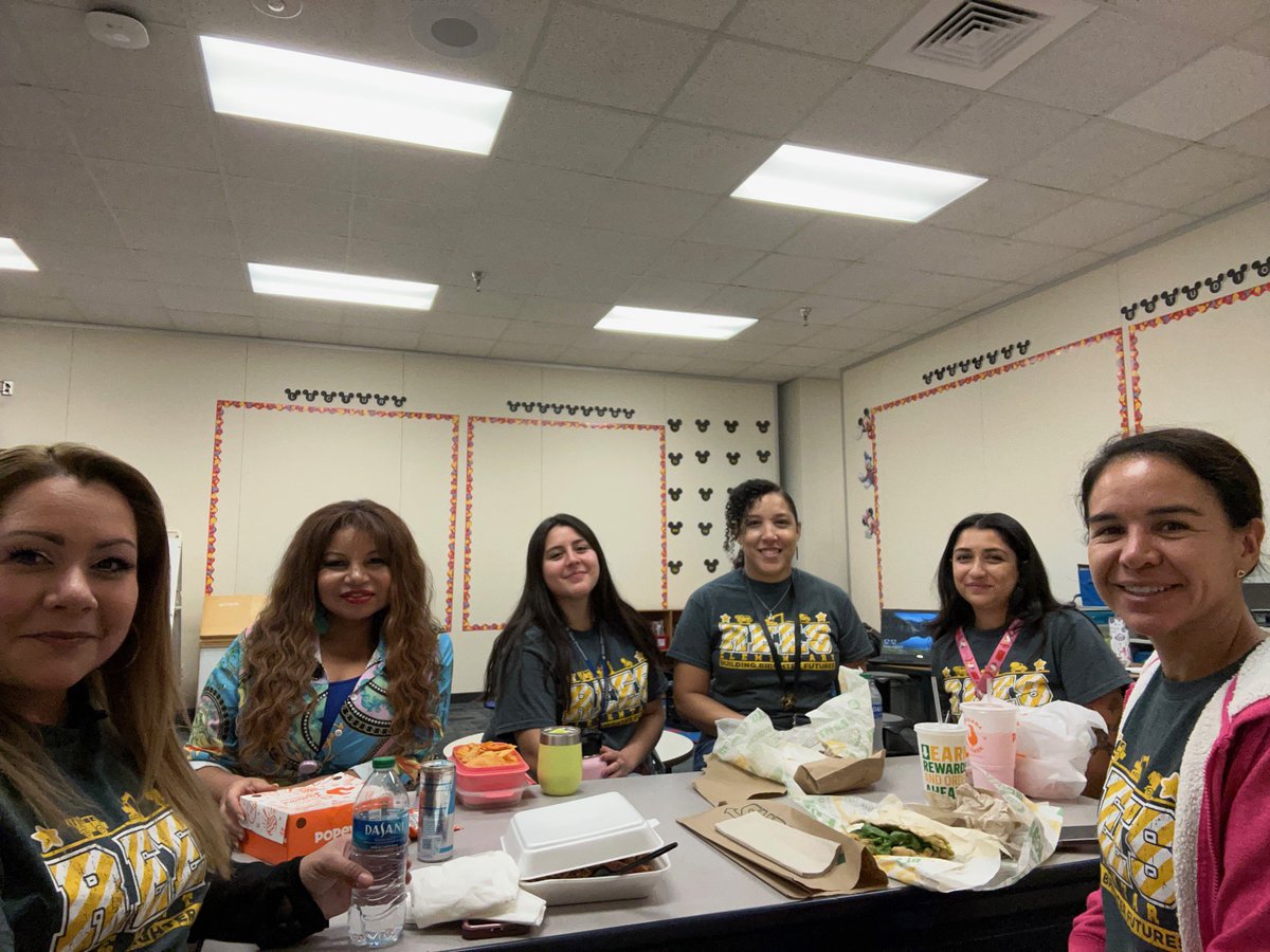 hurtadom2's tweet photo. 1st grade eating lunch together @ReesStars #lifeofastar2023 https://t.co/QAMl8Jxmws