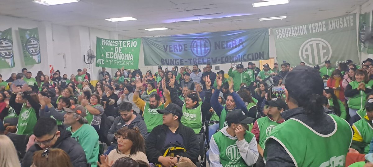 Anusateok's tweet photo. Chubut se prepara para el 9 de agosto

💚Mercedes Cabezas, candidata a secretaria general adjunta de #ATE Nacional, viajó a Trelew para respaldar a la Lista Verde y Negra encabezada por Claudia Barrionuevo, y Félix González por ATE Chubut.

https://t.co/zNmGnuy5Di https://t.co/apR3sDi43S