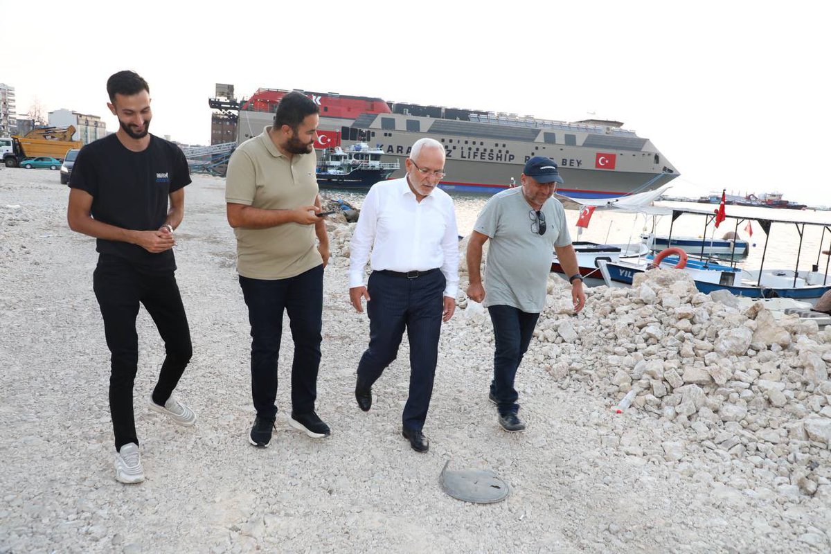 Depremde sahil dolgu alanında yaşanan çöküntü sebebiyle büyük zarar gören Balıkçı Barınağında devam eden çalışmaları yerinde inceleyerek son durum hakkında bilgiler aldık.

Sabırla ve zamanla şehrimizi yeniden ihya edip, birbirimize kenetlenip, yarınlarımızı el birliğiyle inşa