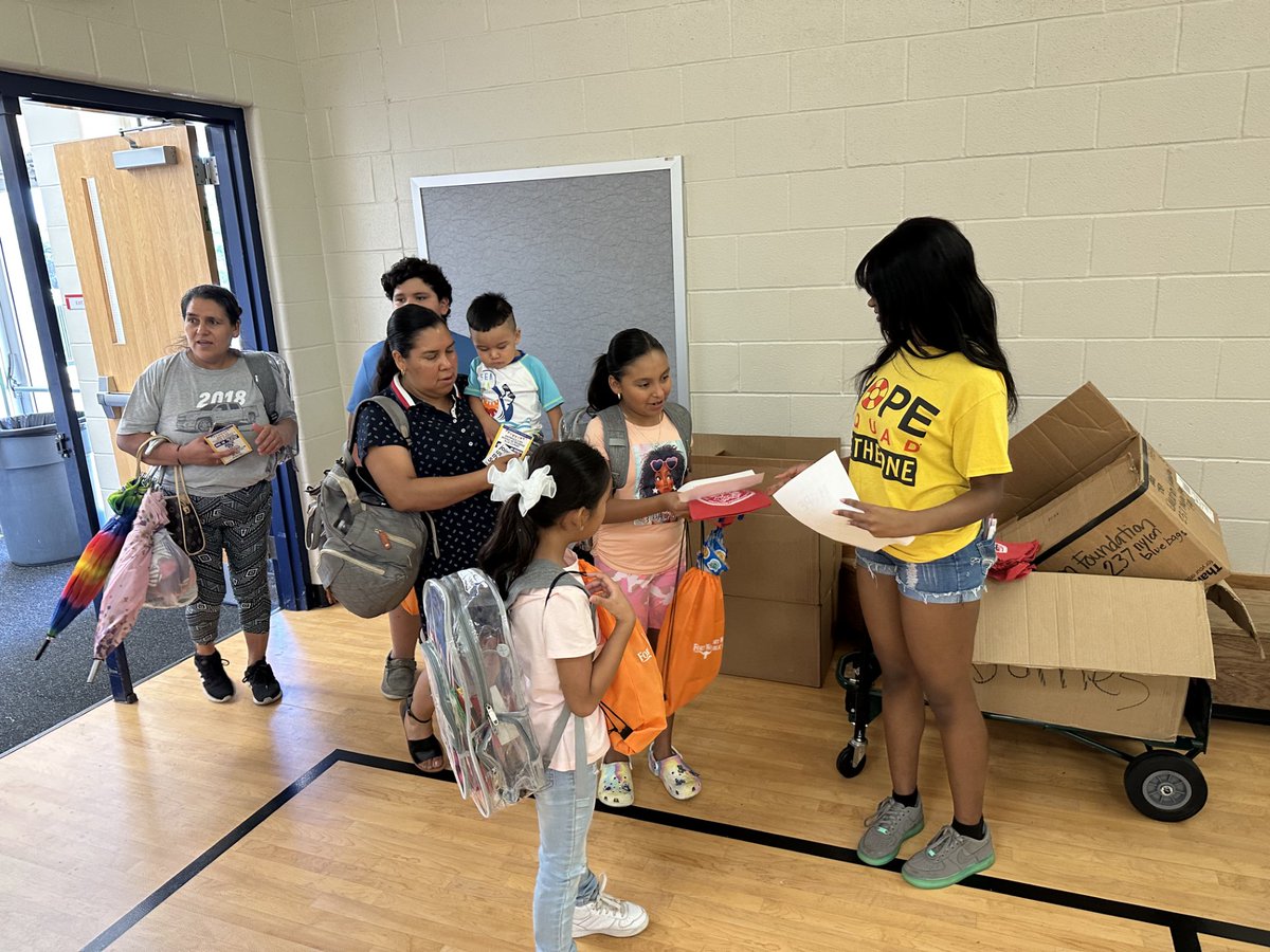 StevenRiewe's tweet photo. CHS Hope Squad had the honor of serving alongside our partners at the Back to School Bash!
 #choosecastleberry #cisdleadingtheway⁦
@CastleberryISD @CastleberryHigh https://t.co/B0eYoinSfE