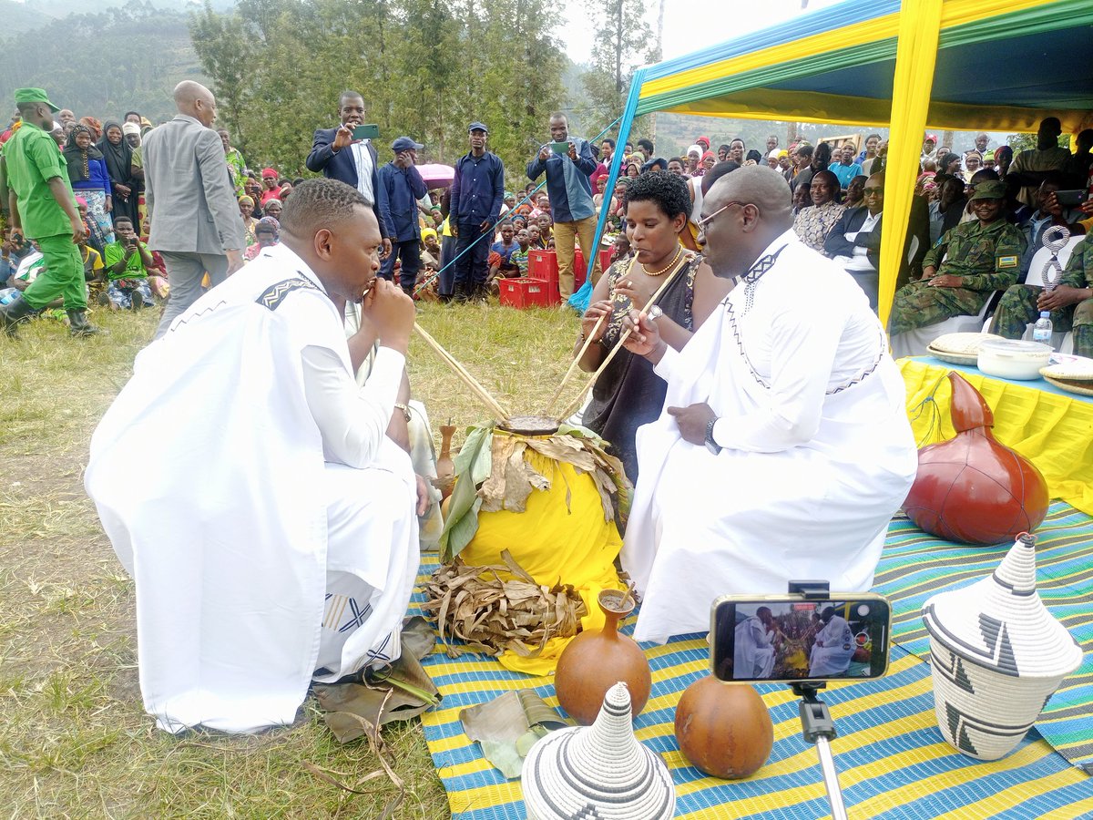 RusiziDistrict's tweet photo. Mu karere ka #Rusizi kimwe n'ahandi mu gihugu hizihijwe umunsi w'umuganura. Es w'intara Madamu UWAMBAJEMARIYA Florence ari kumwe n'ubuyobozi bw'akarere bifatanyije n'abaturage b'umurenge wa #Bweyeye kwizihiza umunsi w'umuganura 2023 ahizihirijwe uyu munsi ku rwego rw'akarere https://t.co/Qm1kThThIW