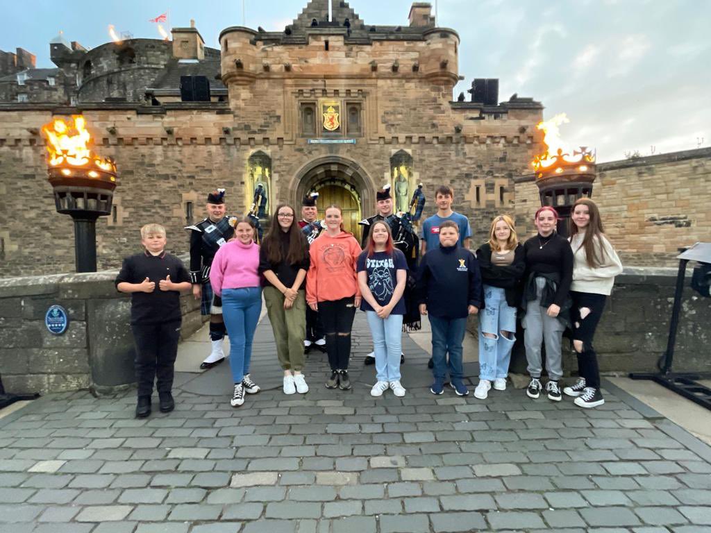 BWACFPipeMajor's tweet photo. Some of the cadets were lucky enough to get a photo with there instructors before they took there seats for the show. 

Thanks to the @ArmyPipesDrums for allowing some of our cadets into the preview last night! 

@BWACF @BWPipeSgt @BWACFDrummy https://t.co/dtakt0GjrG
