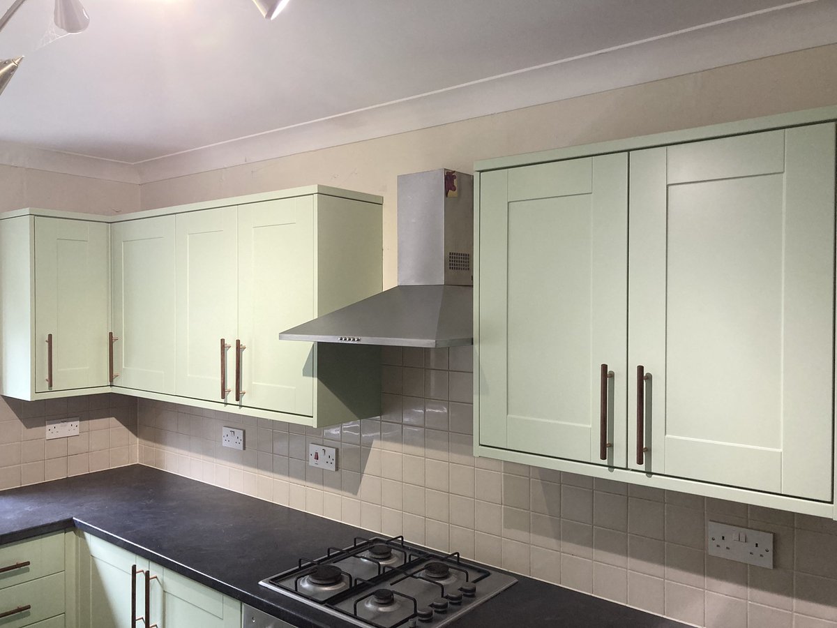 KCSUK_Ltd's tweet photo. Greens are very popular at the moment and with the name Green Gargoyle you can see why. 

Finished in Morrells PC and tinted in ‘Green Gargoyle’

#kcsuk #spraying  #spraypaintedkitchen #paintedkitchen #kitchencabinetsprayinguk 
For more info please PM or paintmykitchen@kcsuk.info https://t.co/cjjlDc77Kr