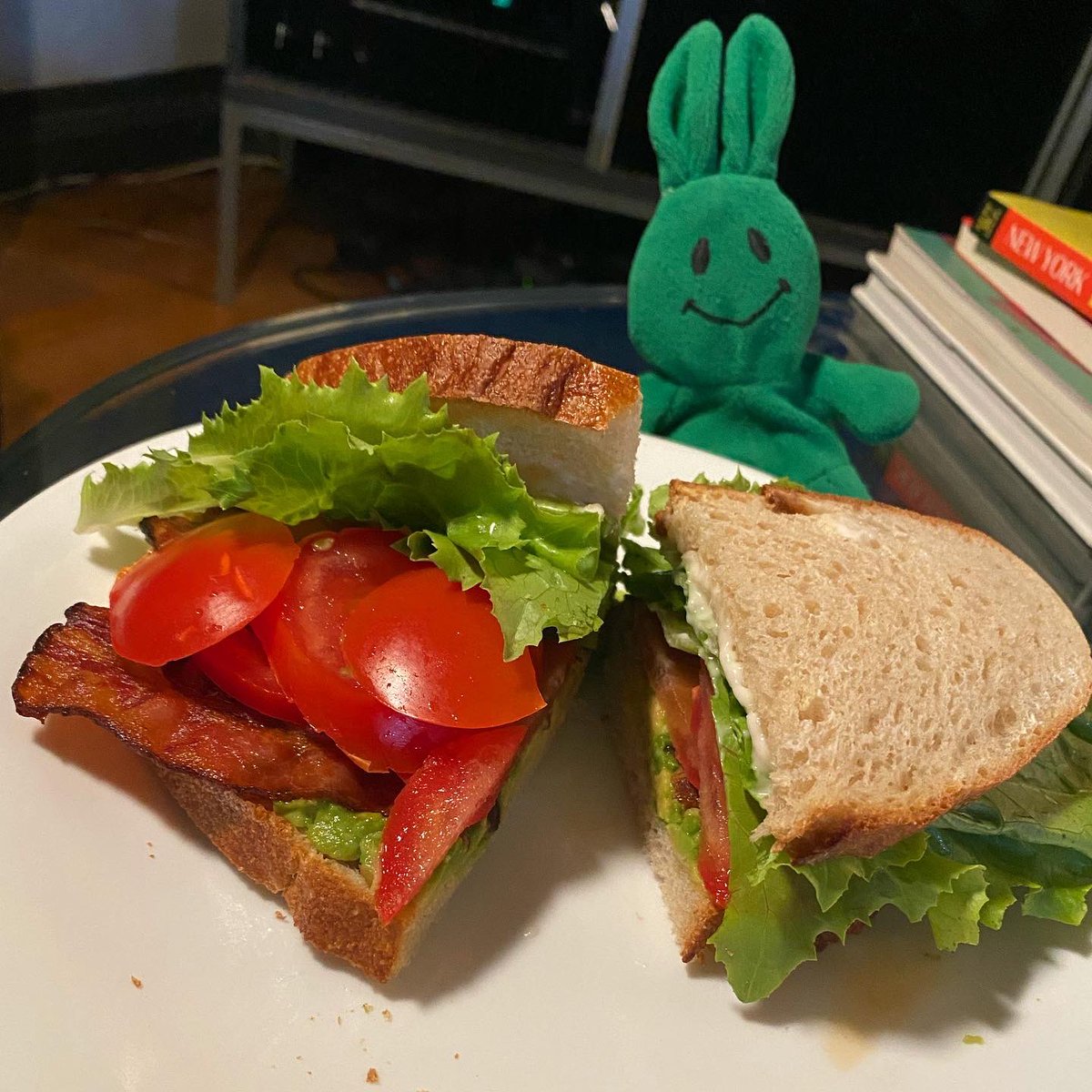 greenietravels's tweet photo. Just a lil’ bacon to help this Friday workday move a bit faster
.
.
.
#casagreenie #homechef #homecooking #homemade #semihomemade #blt #blat #peasantbread #bacon #applewoodsmokedbacon #sandwich #sammich https://t.co/gotxu9jDh2