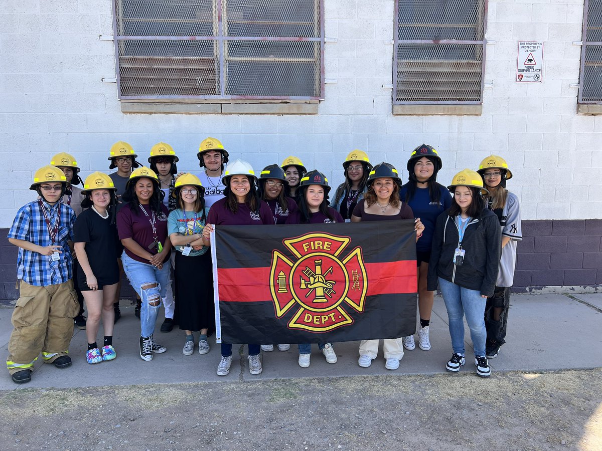 YsletaFire's tweet image. Helmet time!  👩‍🚒👨‍🚒 these Seniors have been getting fitted for their Training Bunker Gear throughout the week.  #EnFuego #Weneedsmallboots @EPTXFire @YsletaHS #FireTechRules