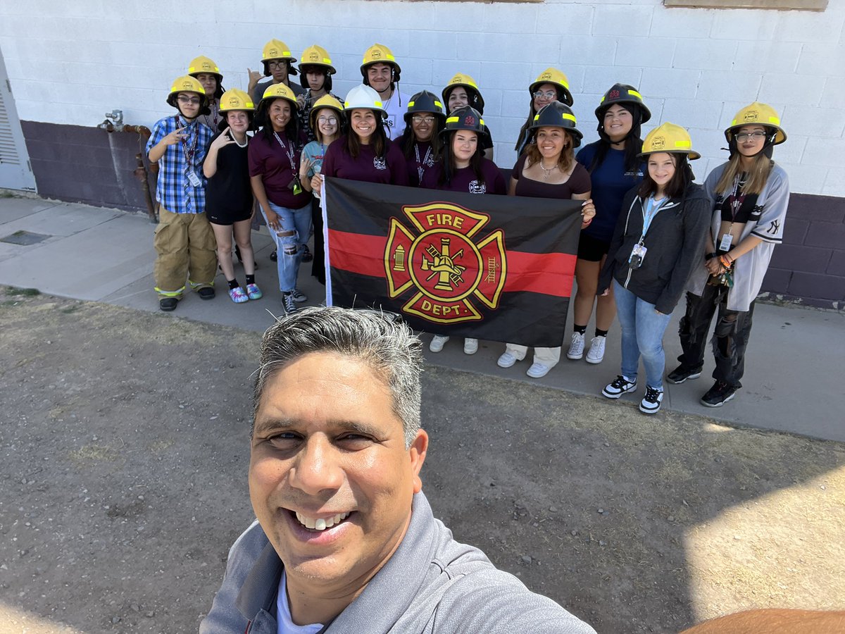 YsletaFire's tweet image. Helmet time!  👩‍🚒👨‍🚒 these Seniors have been getting fitted for their Training Bunker Gear throughout the week.  #EnFuego #Weneedsmallboots @EPTXFire @YsletaHS #FireTechRules