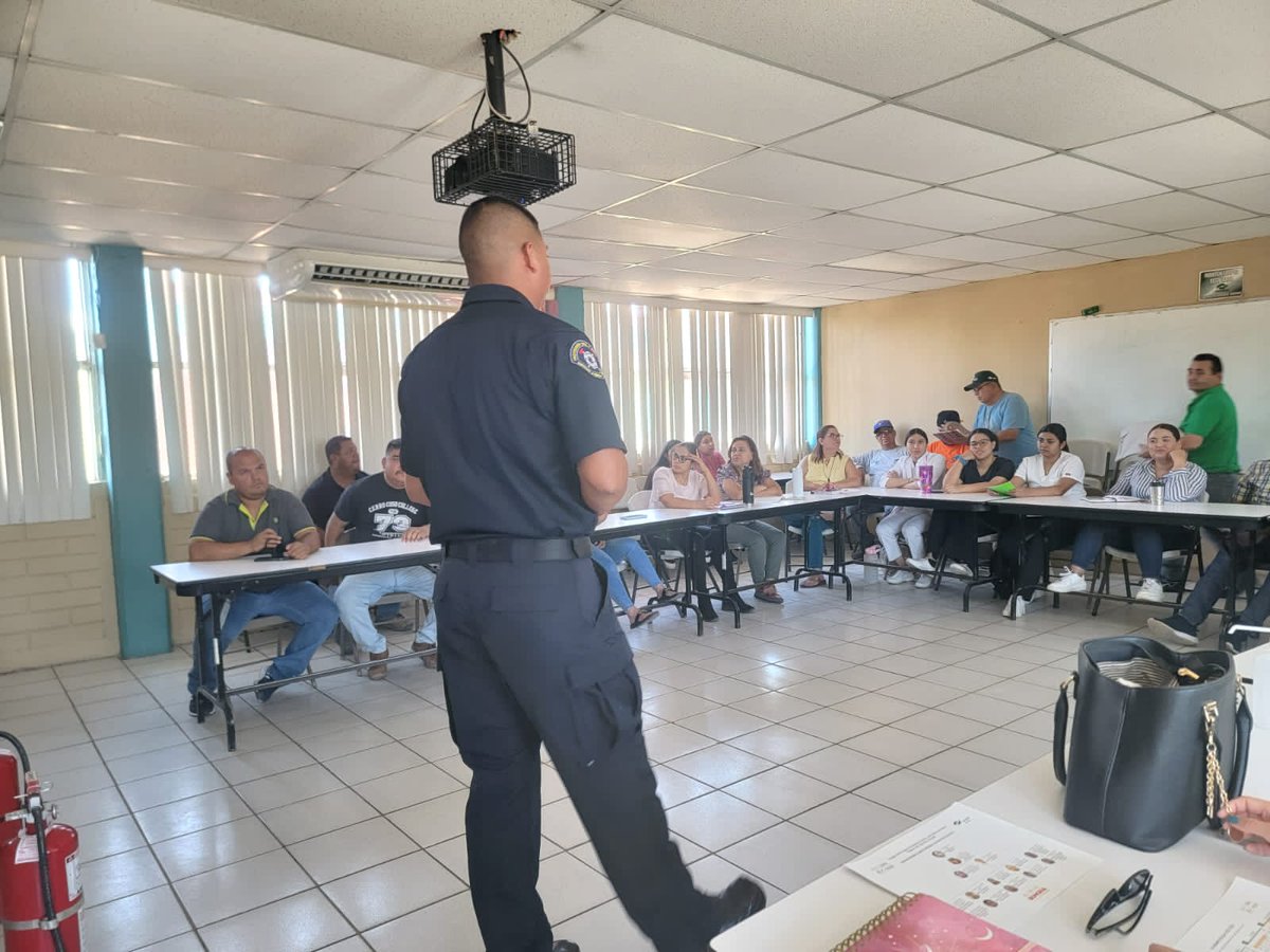 Reporte653's tweet photo. #Cursos | El taller que se impartió fue “Combate de incendios y uso de extintores” por parte de elementos de Bomberos Municipales
#Reporte653 #SLRC
👉 https://t.co/di8FCsWVDM https://t.co/TeObsxUwjg
