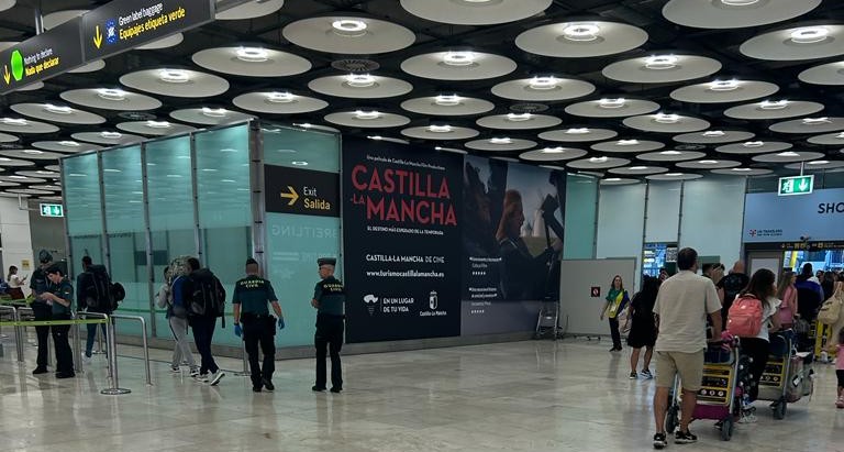 El PSOE de Guadalajara publicitó a la ciudad como un buen lugar para hacer cine pero, ¿a qué dedica el anuncio sobre cine el PSOE de la Junta de Calamidades? ¡Premio! Al estereotipo manchego, a extenderlo también entre los turistas.
Ésa es su apuesta verdadera por Guadalajara...