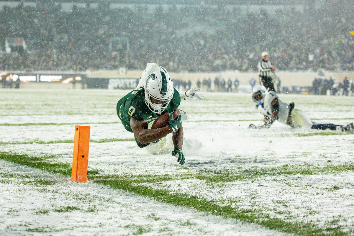 SpartyWRLD's tweet photo. The thought of USC, UCLA, Oregon, and Washington all regularly playing in November blizzards is beyond hilarious https://t.co/7EYdQEKW7n