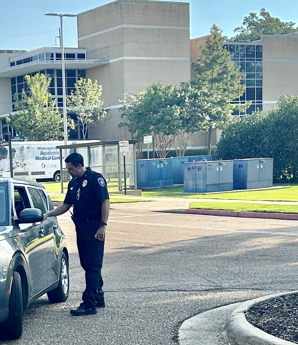 LAWoodwardMD's tweet photo. Caught in act! Of kindness and helpfulness. Deputy Chief   Bromen of @UMMCPolice assisting a campus visitor.
@UMMCnews we ALL work together to create #AHealthierMississippi https://t.co/E2IKwyhEp9